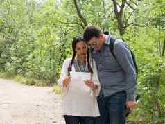 旅行者夫妇咨询地图徒步旅行森林