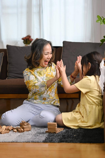 快乐的女孩祖母支出休闲周末时间首页<strong>爱家</strong>庭概念