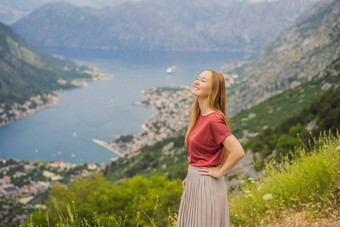 女人旅游<strong>享</strong>受视图肮脏的黑山共和国湾肮脏的海湾肮脏的博<strong>卡</strong>科托尔斯<strong>卡</strong>围墙城市旅行黑山共和国概念防御工事肮脏的联合国教科文组织世界遗产