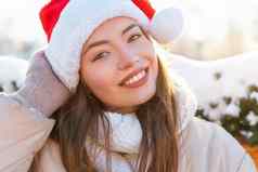 冬天肖像年轻的成人美丽的女人圣诞老人他圣诞节情绪下雪冬天美时尚概念