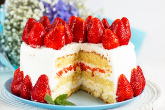 自制的<strong>草莓蛋糕</strong>减少草莓馅饼装饰<strong>新鲜</strong>的草莓