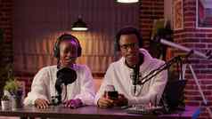 非洲美国影响者夫妇流媒体生活双视频博客会说话的坐着桌子上播客设置
