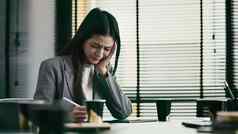 沮丧女商人累了强调工作有压力的生活最后期限概念
