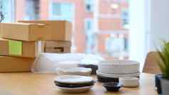 集陶瓷产品包裹盒子木表格现代首页办公室电子商务在线销售概念