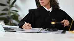 成熟的女律师准备合同协议文档客户签署法庭法律