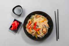 玻璃面条蔬菜黑色的碗灰色背景亚洲食物亚洲厨房亚洲四川面条