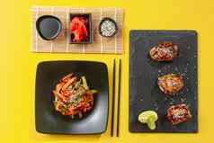 混合亚洲食物灰色的背景美味的中国人泰国街食物明亮的黄色的背景中国人炸蔬菜亚洲食物黑暗背景红烧的鸡烤朝鲜文蔬菜亚洲食物混合前视图平躺