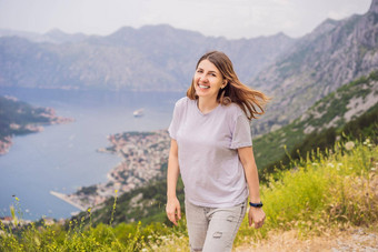 女人旅游<strong>享</strong>受视图肮脏的黑山共和国湾肮脏的海湾肮脏的博<strong>卡</strong>科托尔斯<strong>卡</strong>围墙城市旅行黑山共和国概念防御工事肮脏的联合国教科文组织世界遗产