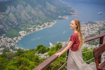 女人旅游享受视图肮脏的黑山共和国湾肮脏的海湾肮脏的博卡科托尔斯卡围墙城市旅行黑山共和国概念防御工事肮脏的联合国教科文组织世界遗产