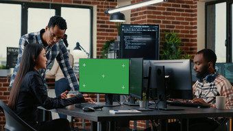 软件开发人员分析<strong>源代码</strong>绿色屏幕浓度关键模型同事坐着桌子上