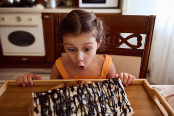 可爱的有趣的女孩首页厨房欣赏自制的甜蜜的甜点樱桃馅饼修道院日志