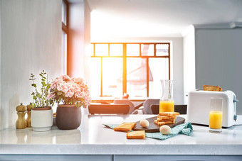 烤面包机新鲜的烤面包鸡蛋玻璃橙色汁光厨房表格太阳耀斑