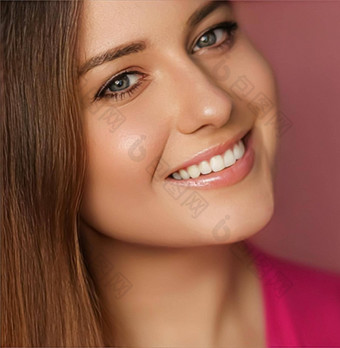 美化妆<strong>护肤品</strong>化妆品模型脸肖像粉红色的背景微笑女人自然化妆完美的健康的牙齿牙科护理