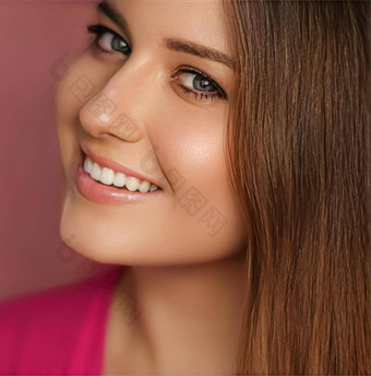 美化妆<strong>护肤品</strong>化妆品模型脸肖像粉红色的背景微笑女人自然化妆完美的健康的牙齿牙科护理