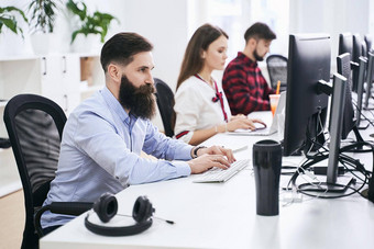 人工作现代办公室集团年轻的有经验的程序员软件开发人员坐着桌子工作电脑团队工作高质量图像