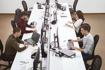 年轻的专业人士工作现代办公室集团<strong>开发</strong>人员程序员坐着桌子集中电脑公司<strong>开放</strong>空间团队工作高质量图像