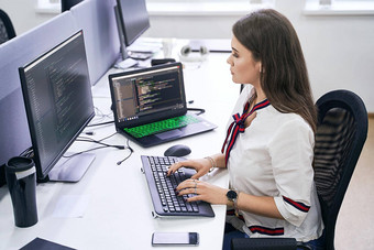 美丽的女初级软件开发人员工作电脑办公室坐着桌子上编码工作项目软件发展公司技术启动高质量图像