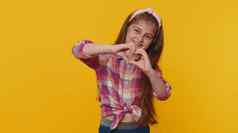 微笑13岁以下的孩子女孩孩子使心手势演示了爱标志表达好感情