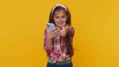 孩子女孩孩子智能手机社会媒体在线看电影显示拇指反馈