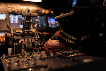 女人全体机组人员切换控制面板按钮指示板命令