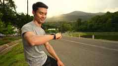 运动男人。休息检查健身结果智能手表健康的生活方式锻炼健康概念