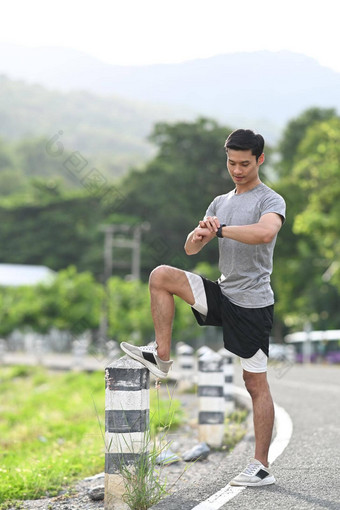 运动亚洲男人。休息检查心率数据智能手表锻炼