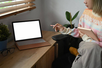 年轻的女人温暖的毛衣移动PC电脑首页