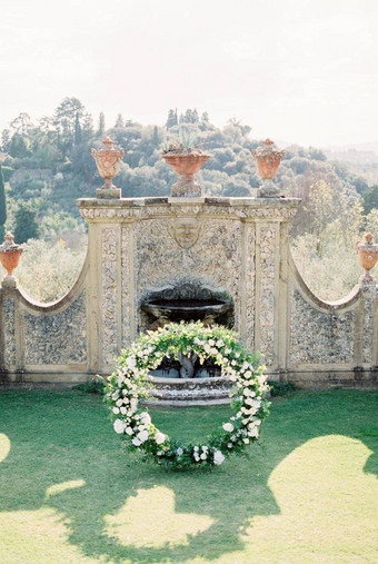婚礼拱站前面喷泉石头墙粘土瓦罐