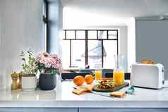 白色电面包烤面包机橙色汁三明治厨房表格早餐舒适的厨房