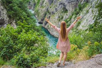 女人<strong>旅游</strong>背景<strong>纯</strong>粹水域绿松石颜色河莫拉卡流动峡谷旅行黑山共和国概念