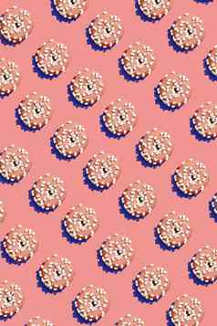 食物设计美味的粉红色的上釉甜甜圈桃子柔和的背景前视图模式