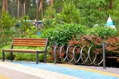 木板凳上自行车架绿色城市公园游乐设施树