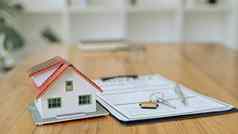 房子模型键合同文档木表格抵押贷款真正的房地产投资概念