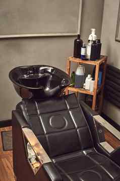 黑色的皮革座位洗盆地理发店室内毛巾洗发水一边
