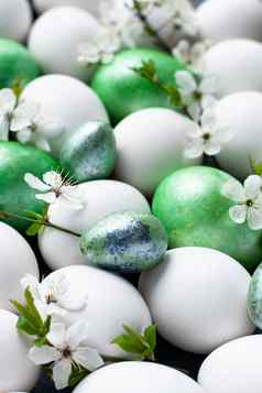 色彩斑斓的复活节鸡蛋春天开花花孤立的白色背景