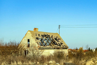 破旧的被遗弃的房子空很多私人房子毁了屋顶