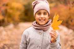 秋天户外肖像美丽的快乐孩子女孩走公园森林