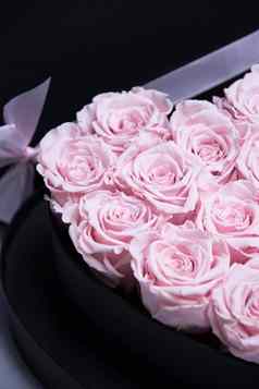 心形的纸板盒子粉红色的玫瑰表格礼物情人节