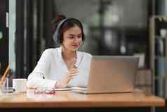 图像年轻的女人工作在线移动PC电脑研究工作首页在线概念