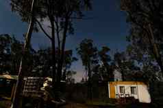 商队临时搭建的住房依偎森林晚上澳大利亚