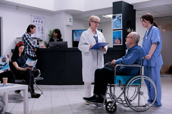 退休人轮椅会说话的高级医生任命帮助专业护士