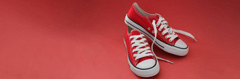 一对现代时尚的红色的运动鞋鞋子白色红色的颜色混<strong>合集合</strong>