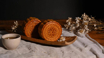 传统的月饼木表格设置茶杯中期秋天节日中国人传统的节日