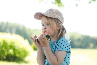 可爱的女孩吃西瓜在户外夏季孩子西瓜夏天
