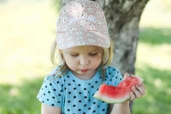 可爱的女孩吃西瓜在户外夏季孩子西瓜夏天