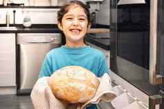 微笑女孩持有面包乡村面包