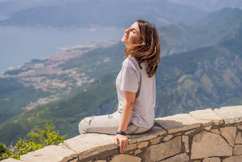 女人旅游<strong>享</strong>受视图肮脏的黑山共和国湾肮脏的海湾肮脏的博<strong>卡</strong>科托尔斯<strong>卡</strong>围墙城市旅行黑山共和国概念防御工事肮脏的联合国教科文组织世界遗产