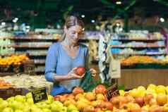 女人超市买家选择苹果水果