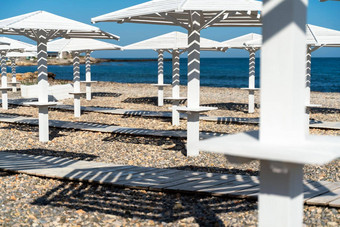 行木雨伞太阳海滨早....木路径沙子雨伞海滩假期度假胜地