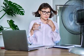 中年女人痛苦热过热冷却<strong>风扇风扇</strong>